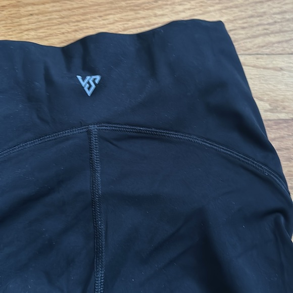 Victoria’s Secret V-shred black leggings - Picture 3 of 5